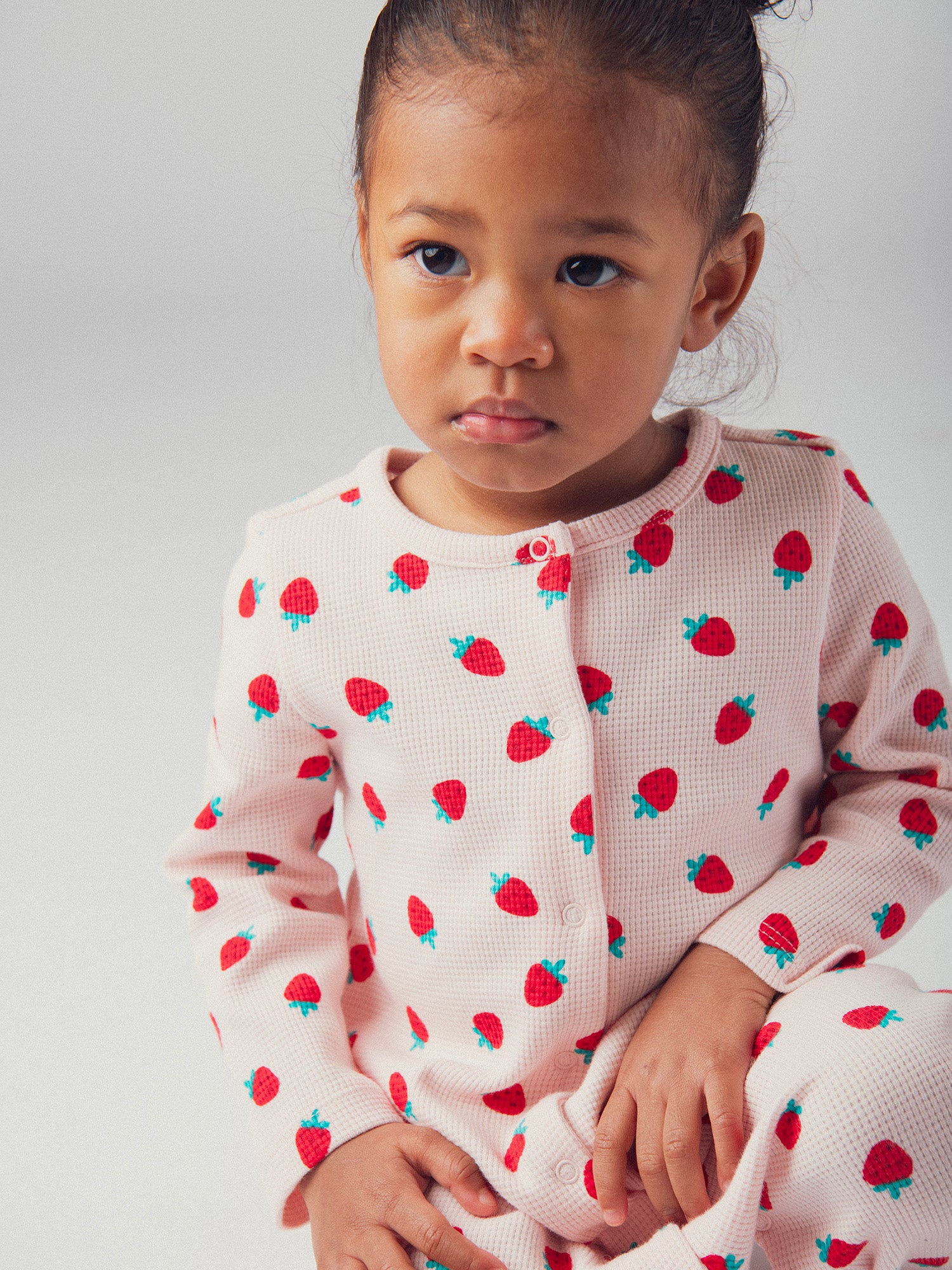 Grenouillère rose avec imprimé intégral fraises pour bébé fille