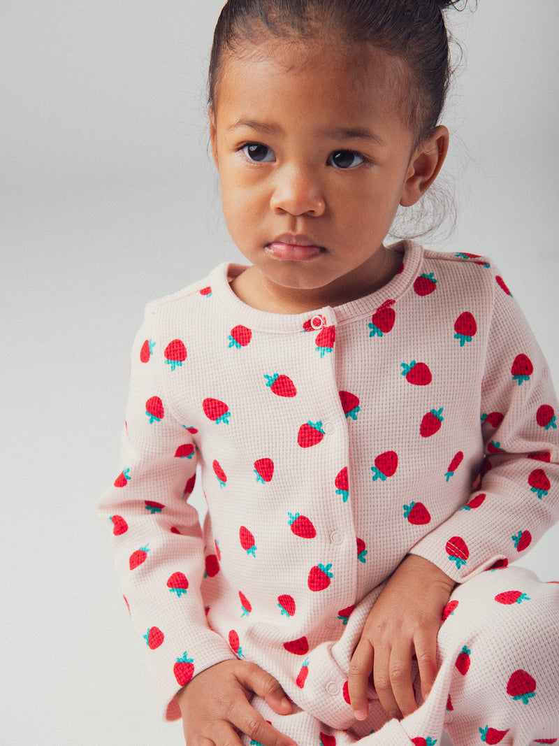 Grenouillère rose avec imprimé intégral fraises pour bébé fille