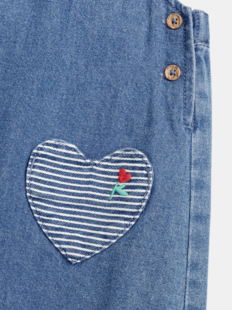 Salopette denim avec poches cœurs brodé pour bébé fille
