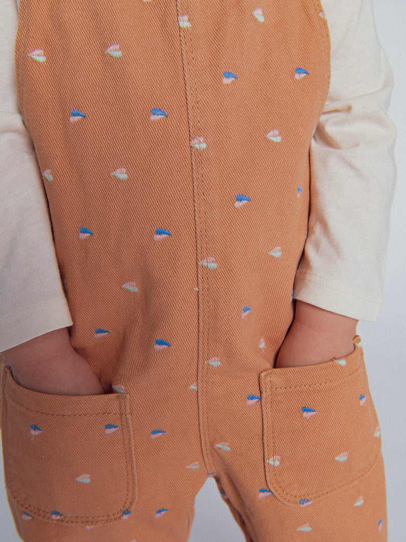 Salopette en twill "caramel" à broderies cœurs pour bébé fille