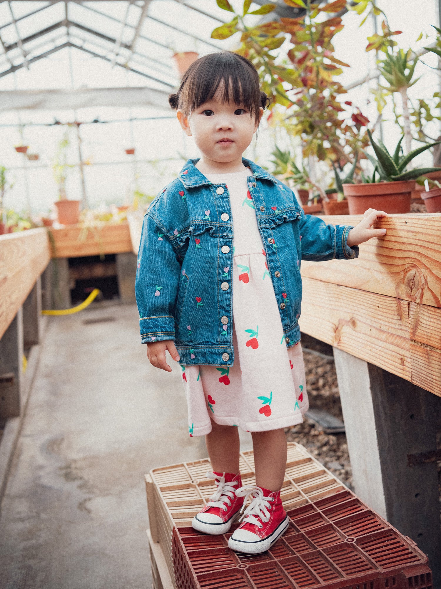 Veste en jean à volant avec broderies fleur-cœurs pour bébé fille