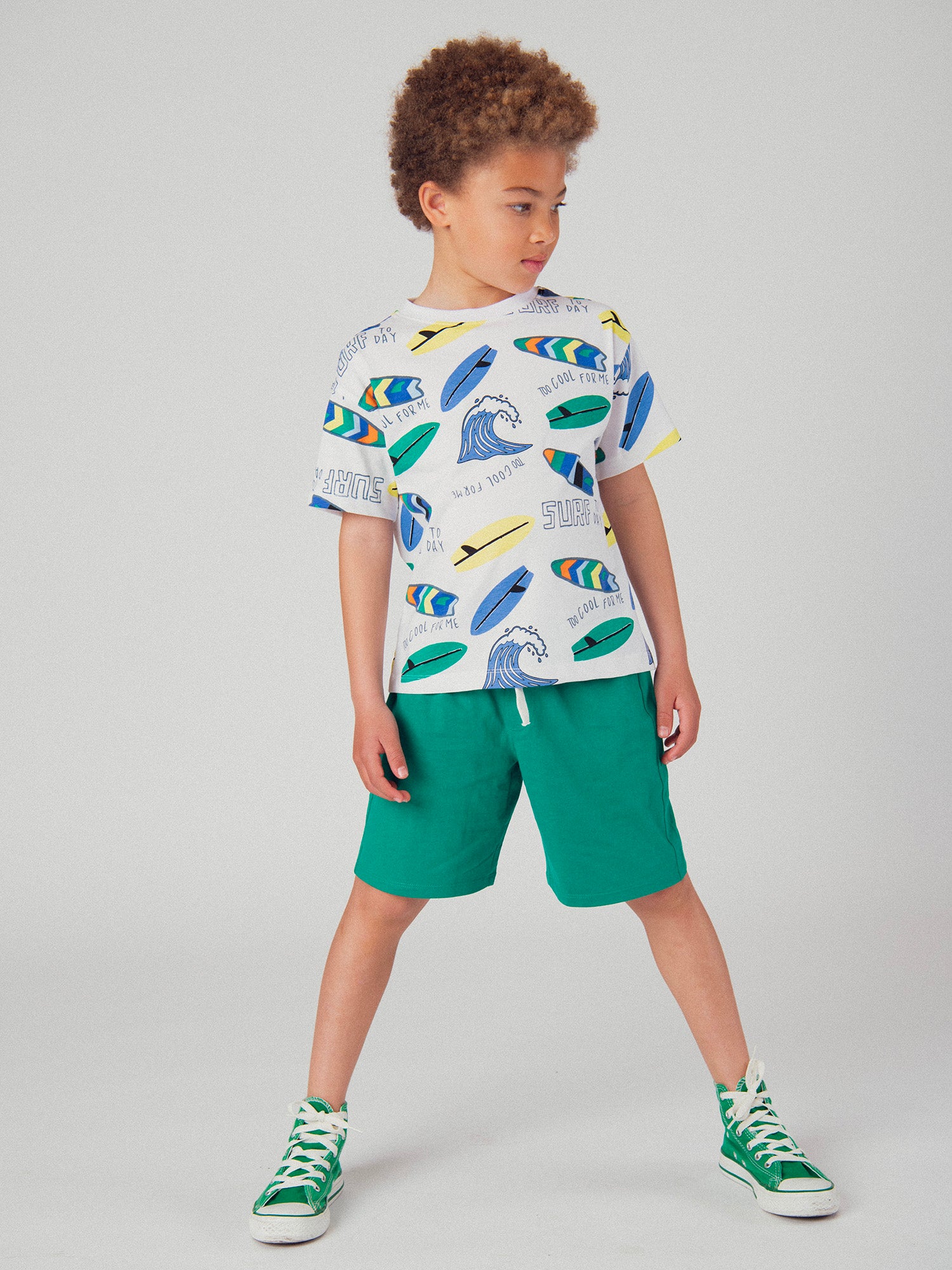 Ensemble t-shirt blanc et short vert avec imprimé pour garçon