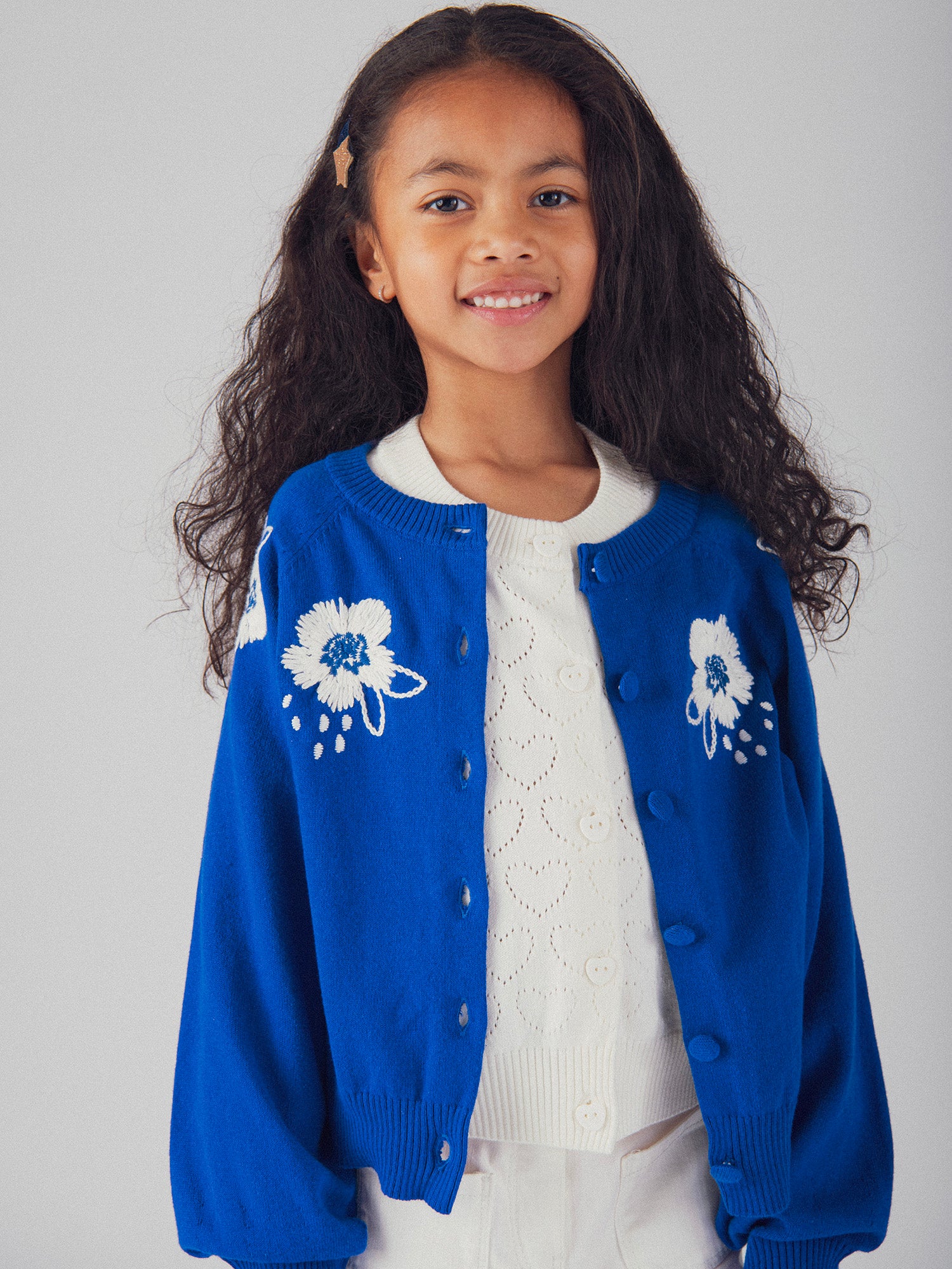 Cardigan bleu à broderie fleurs pour fille