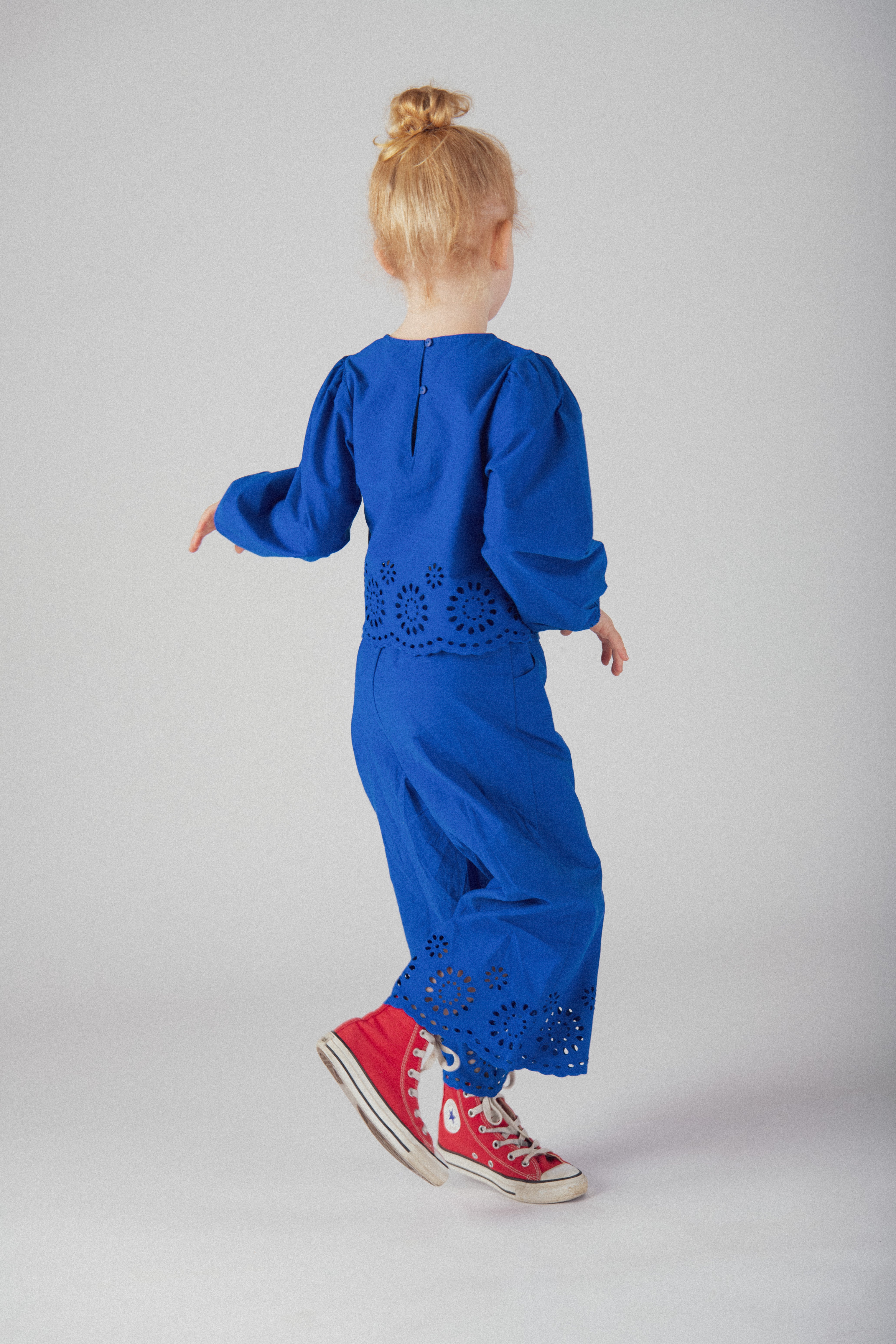 Pantalon bleu à broderie anglaise pour fille