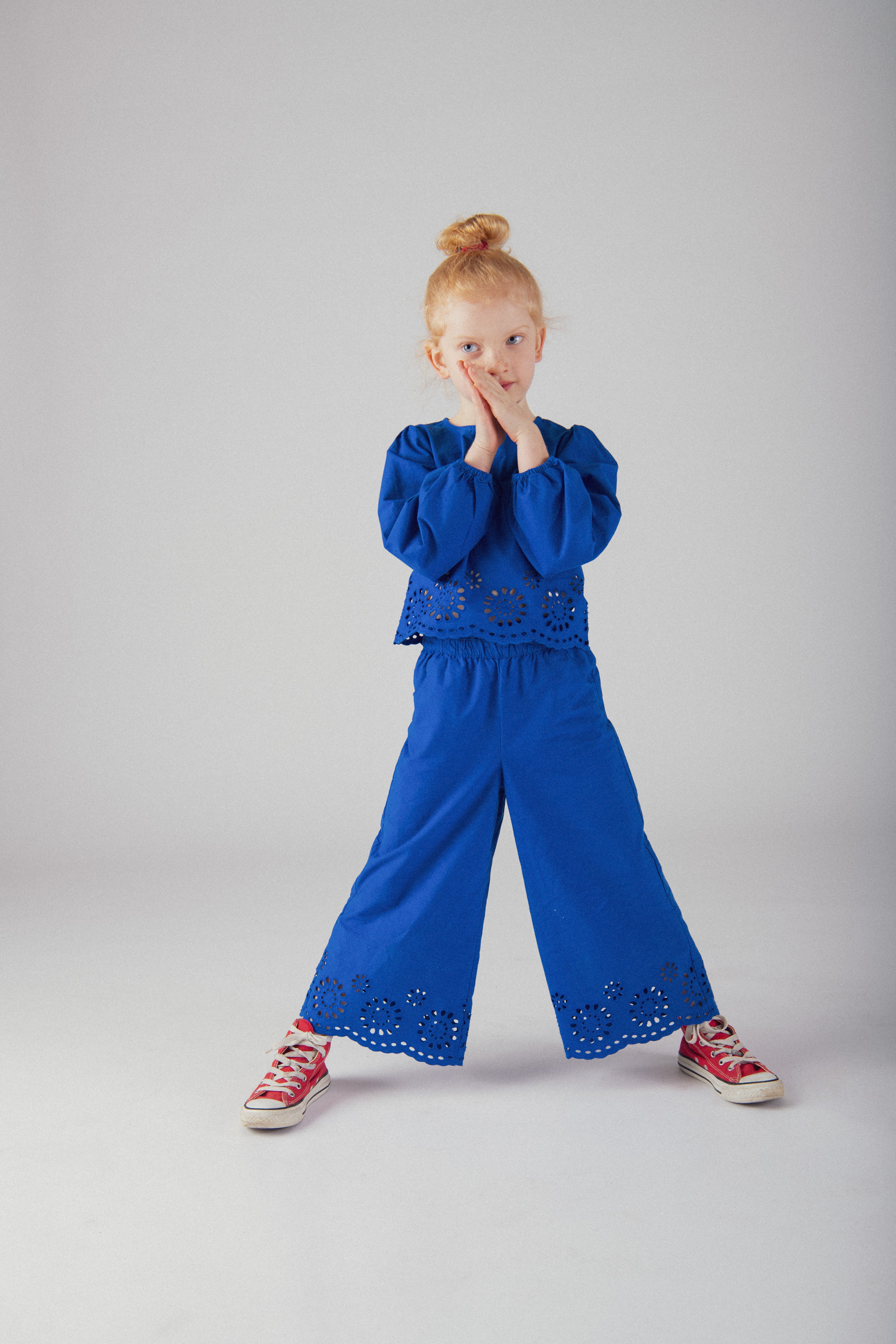 Pantalon bleu à broderie anglaise pour fille