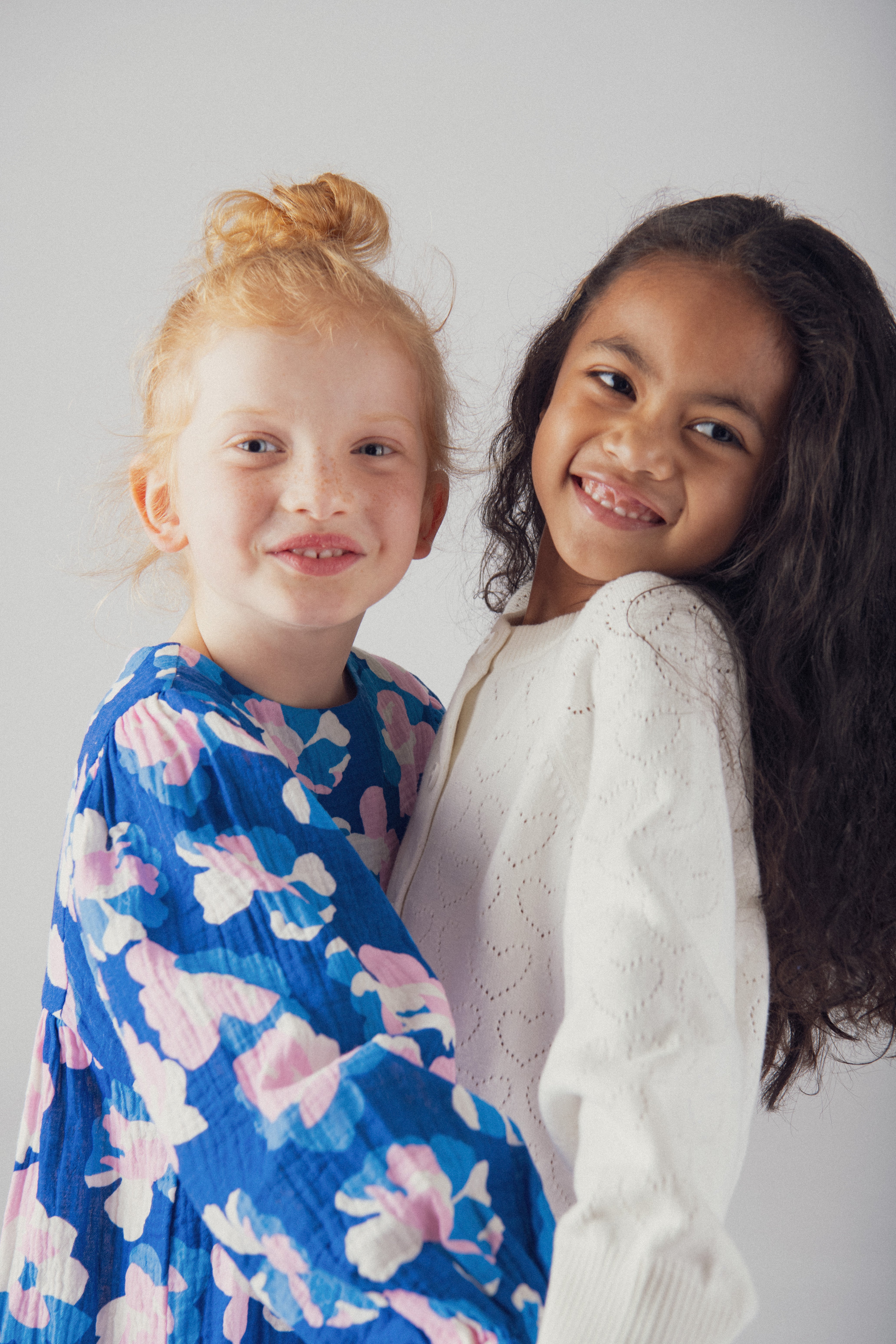 Cardigan blanc cassé ajourée coeur pour fille