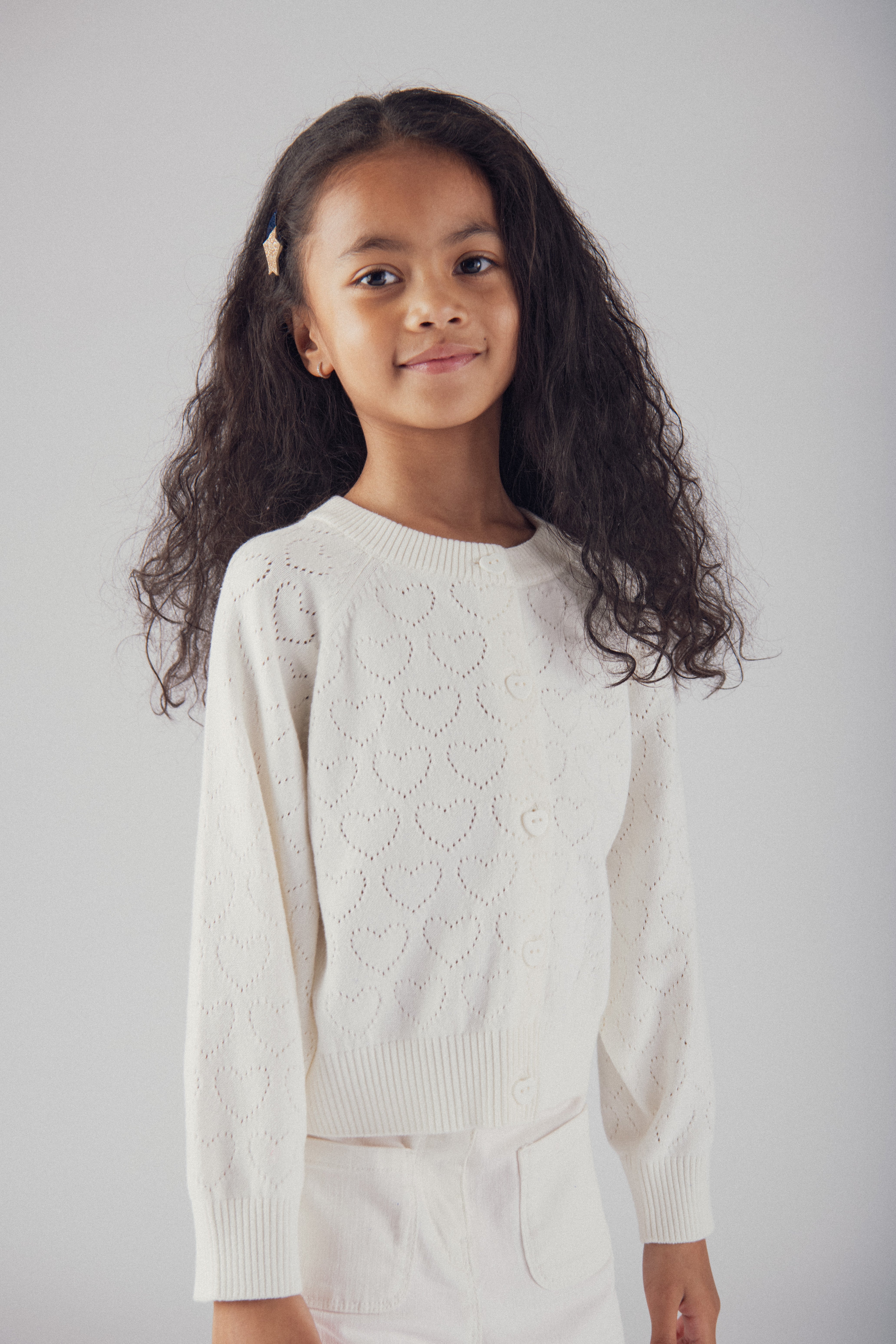 Cardigan blanc cassé ajourée coeur pour fille