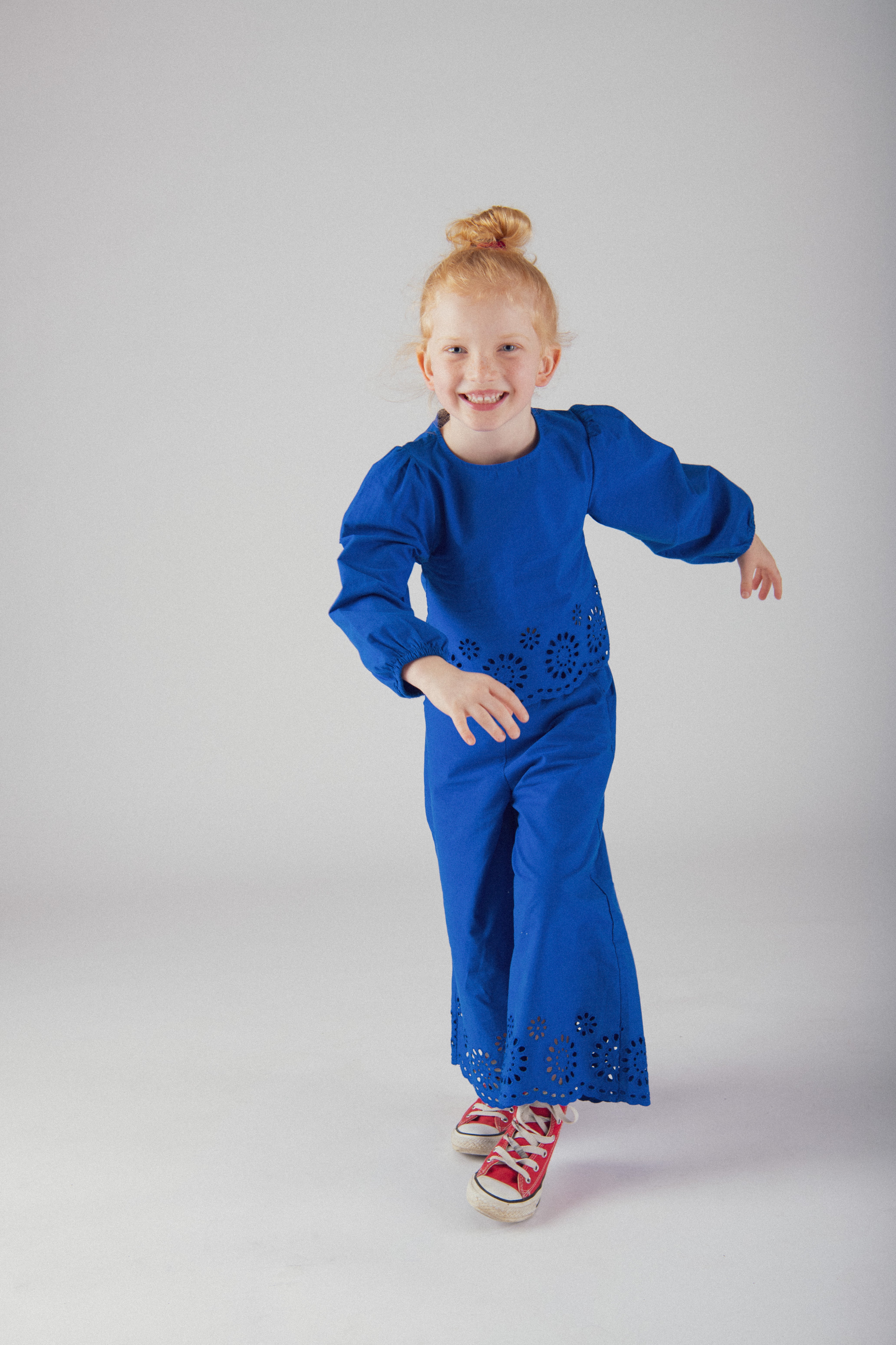 Pantalon bleu à broderie anglaise pour fille