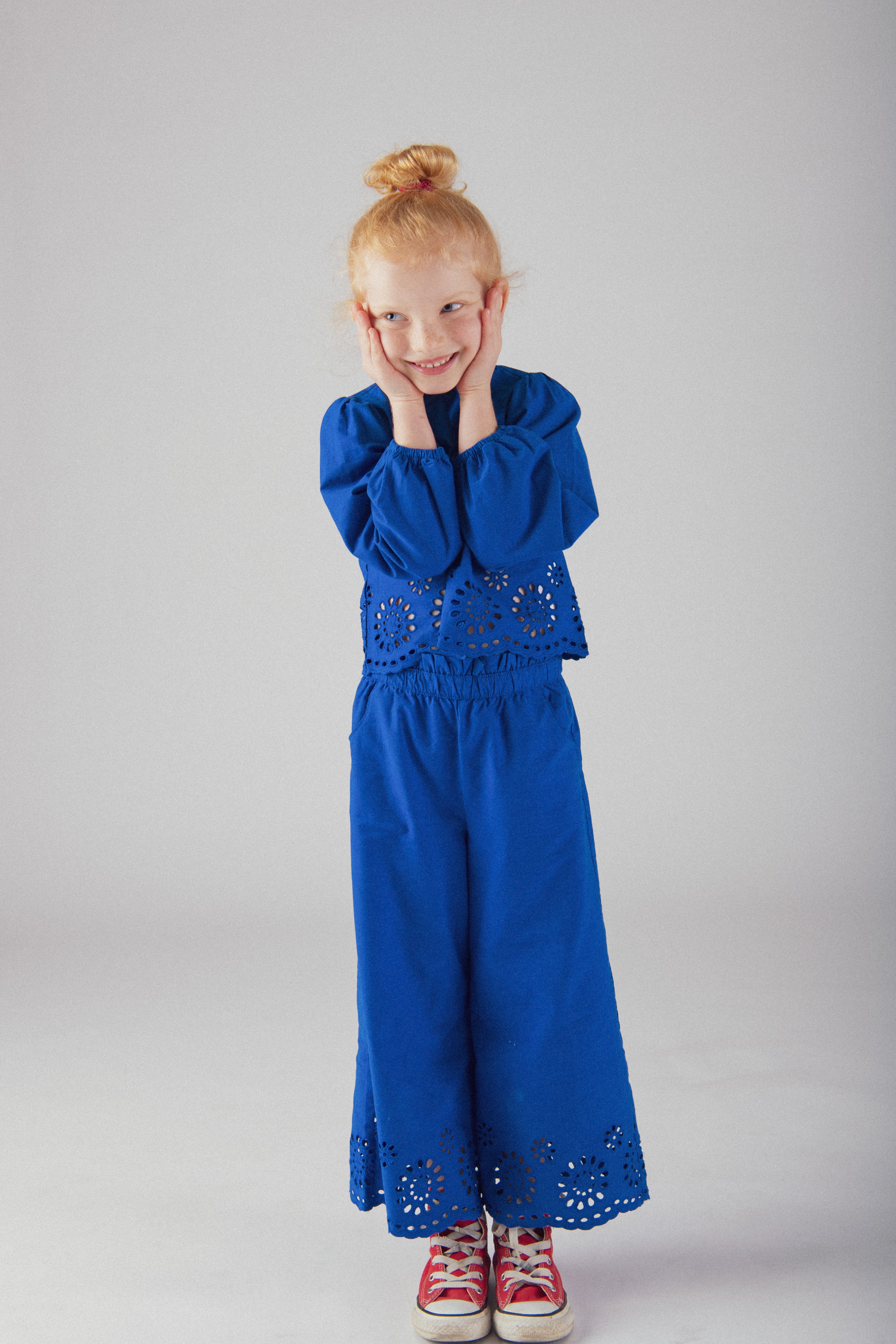 Pantalon bleu à broderie anglaise pour fille