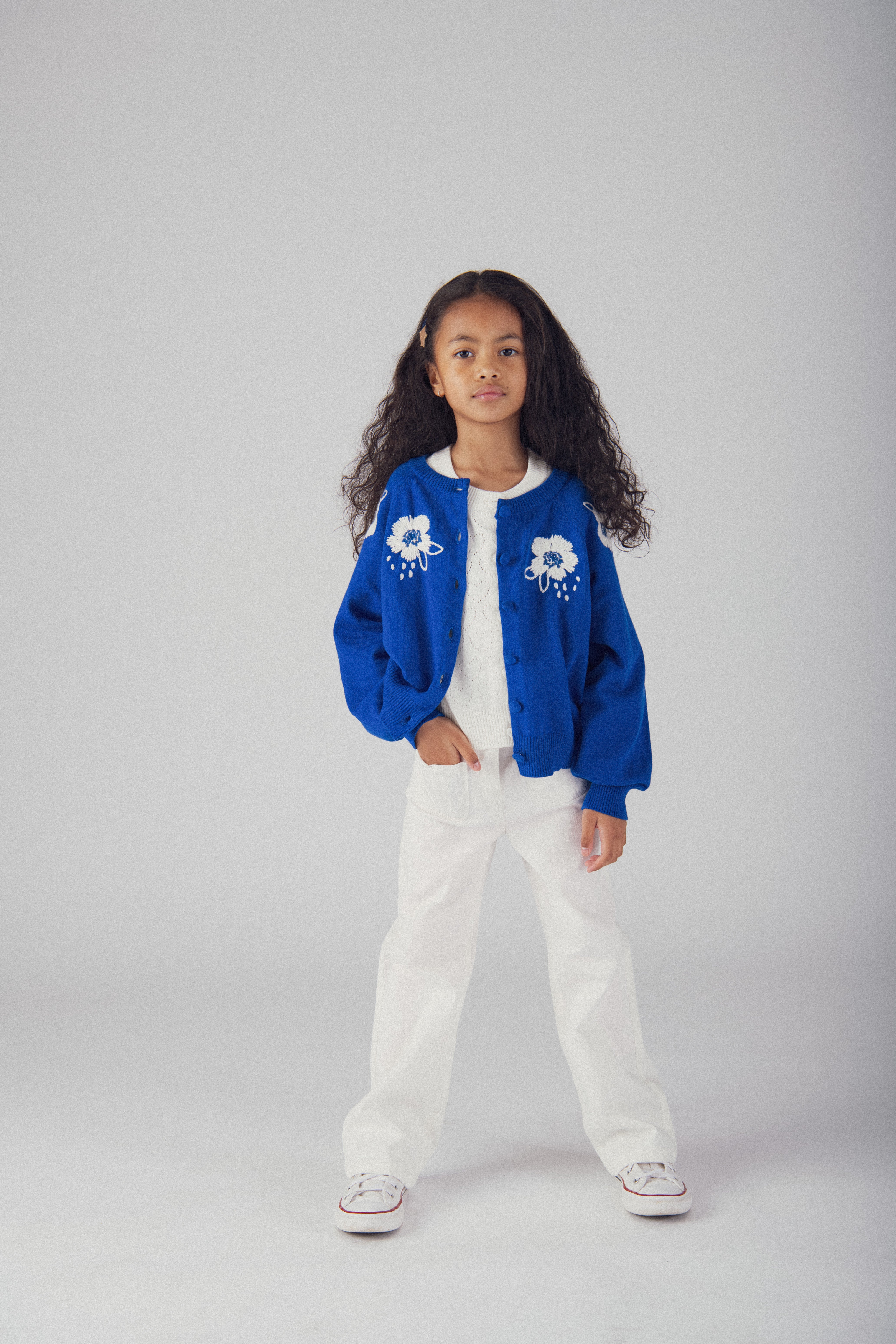 Cardigan bleu à broderie fleurs pour fille