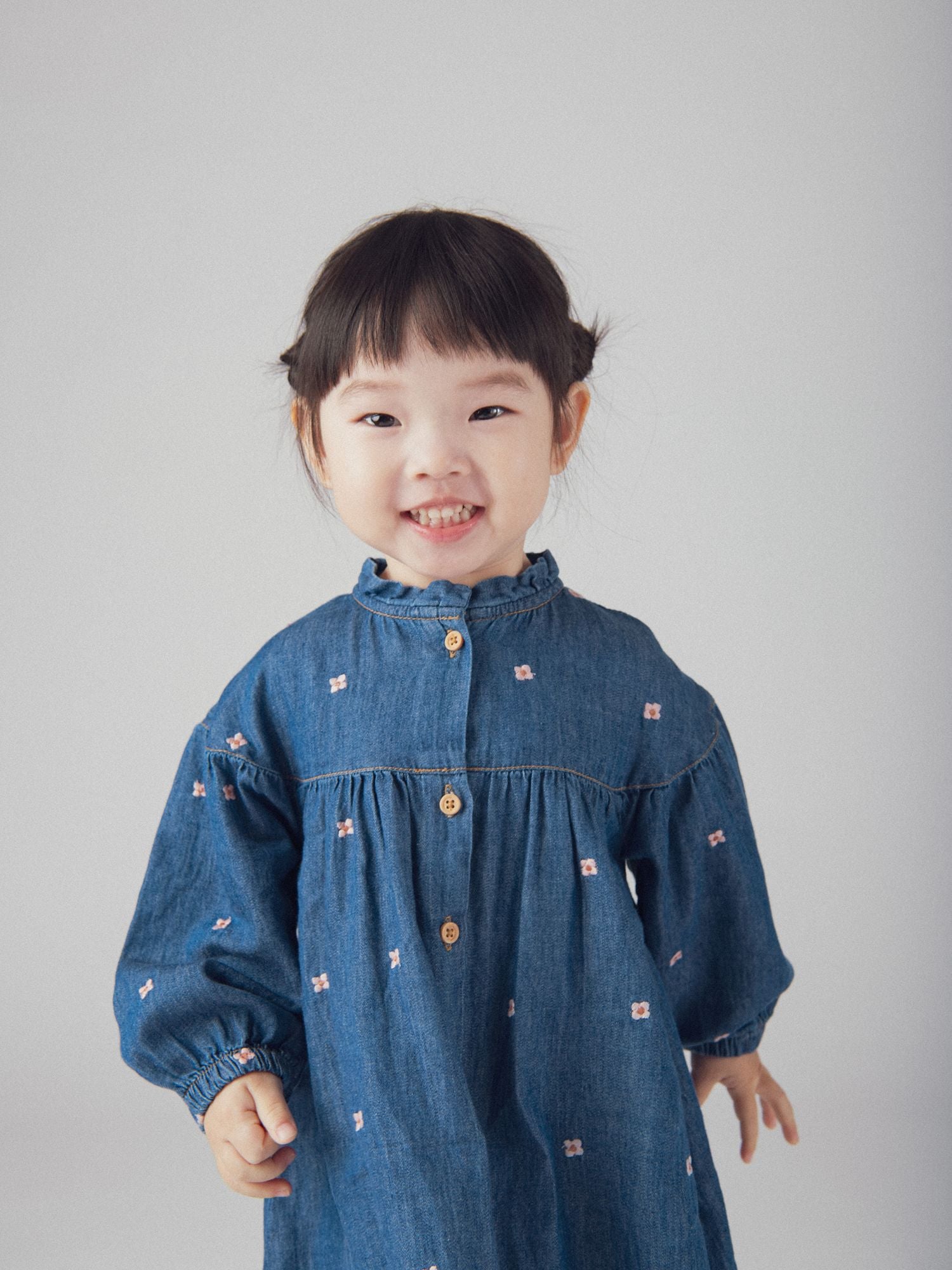 Robe en denim léger à broderies fleurs pour bébé fille