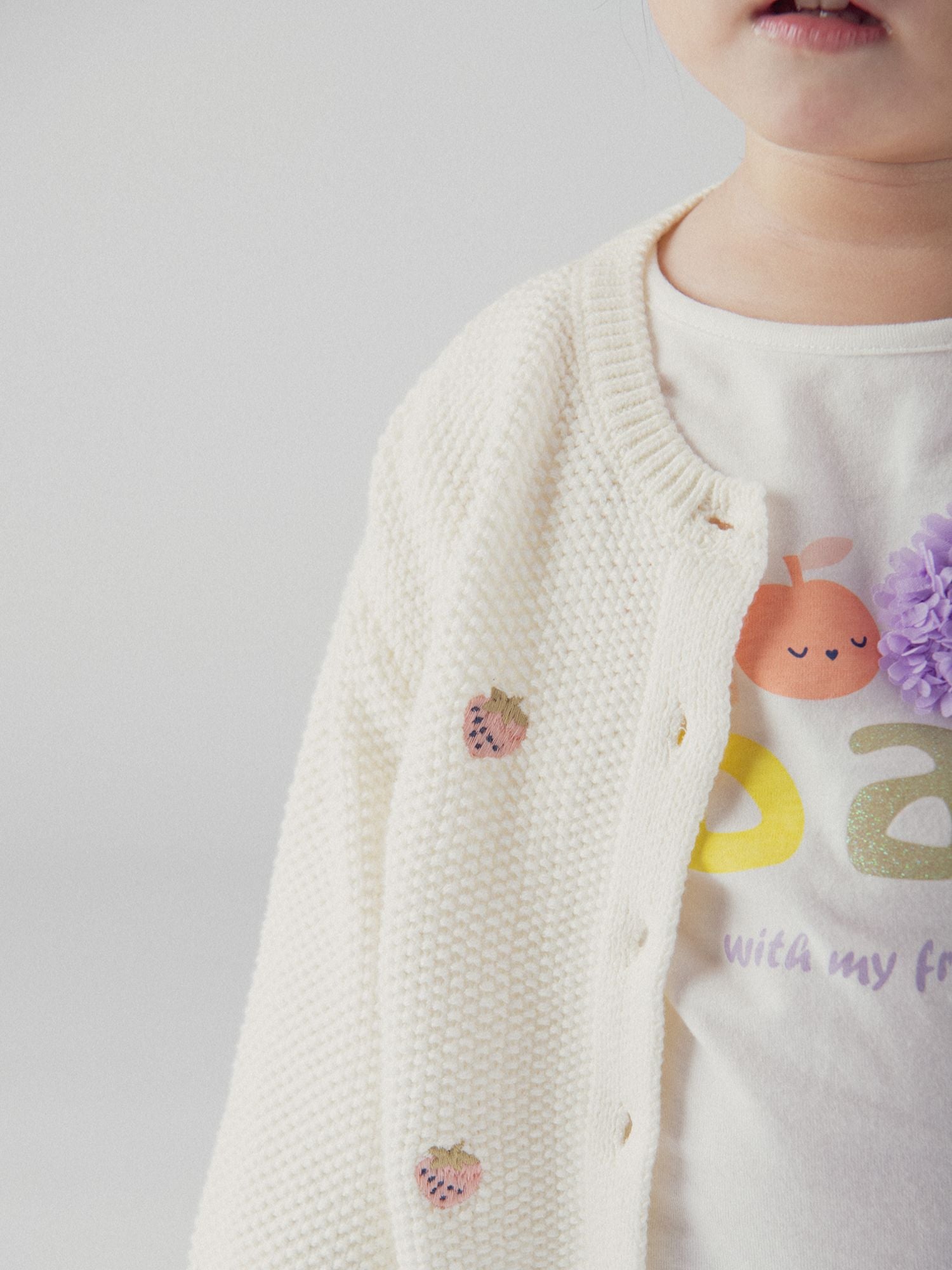 Cardigan en tricot écru avec broderie fraise pour bébé fille