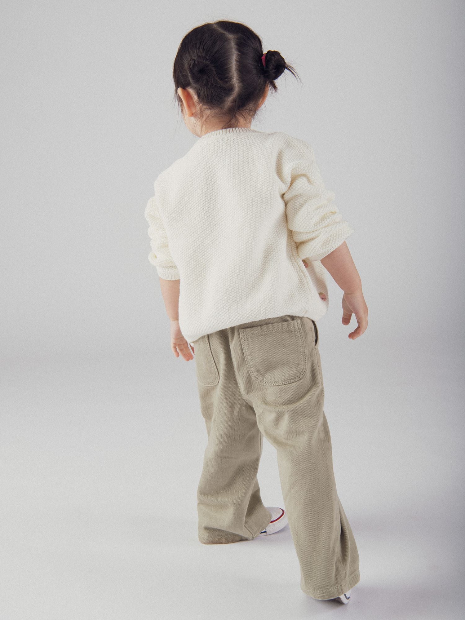 Cardigan en tricot écru avec broderie fraise pour bébé fille