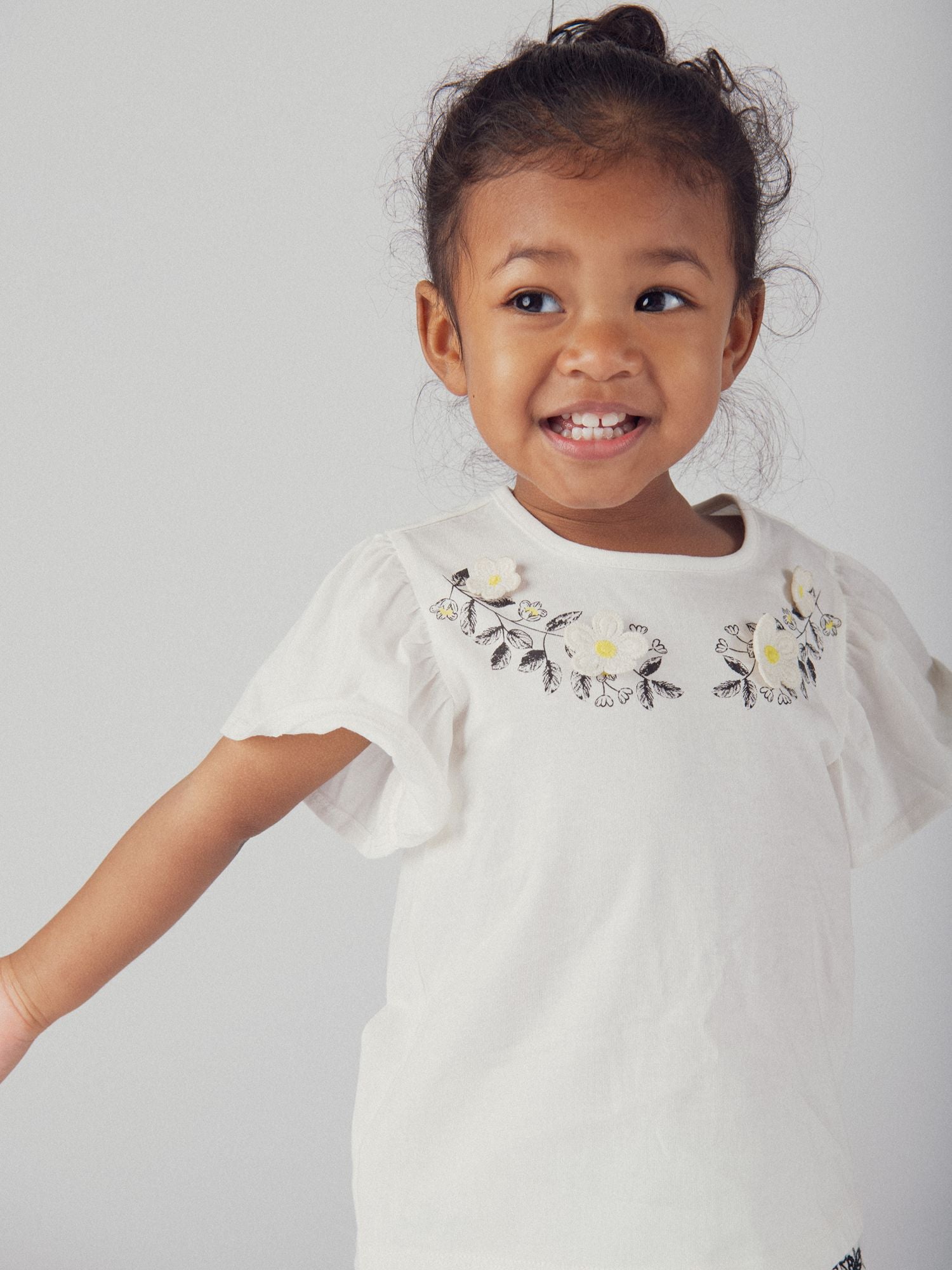 T-shirt brodé à fleurs écru avec manches volantées pour bébé fille