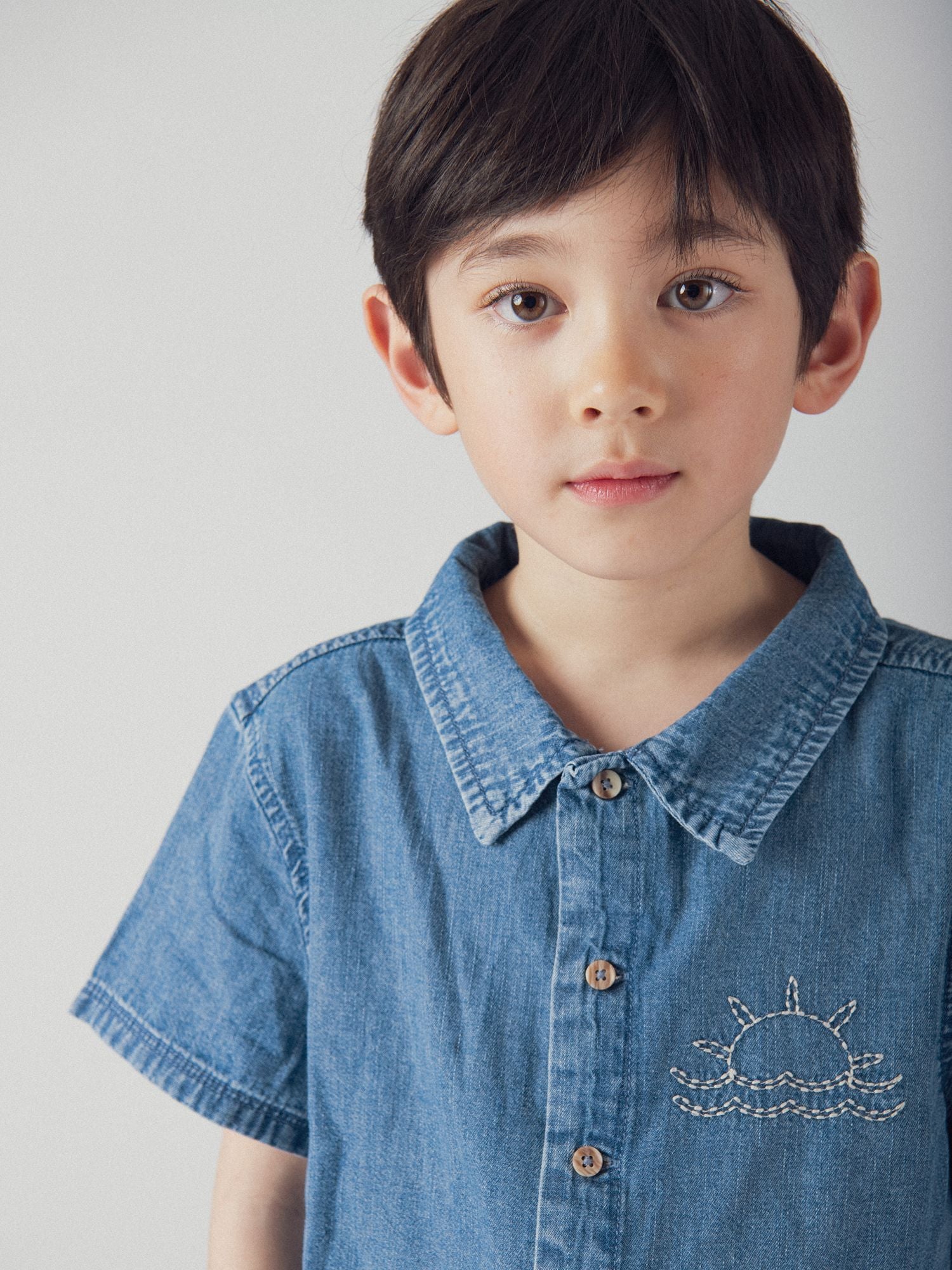 Chemise en denim bleue broderie soleil pour garçon