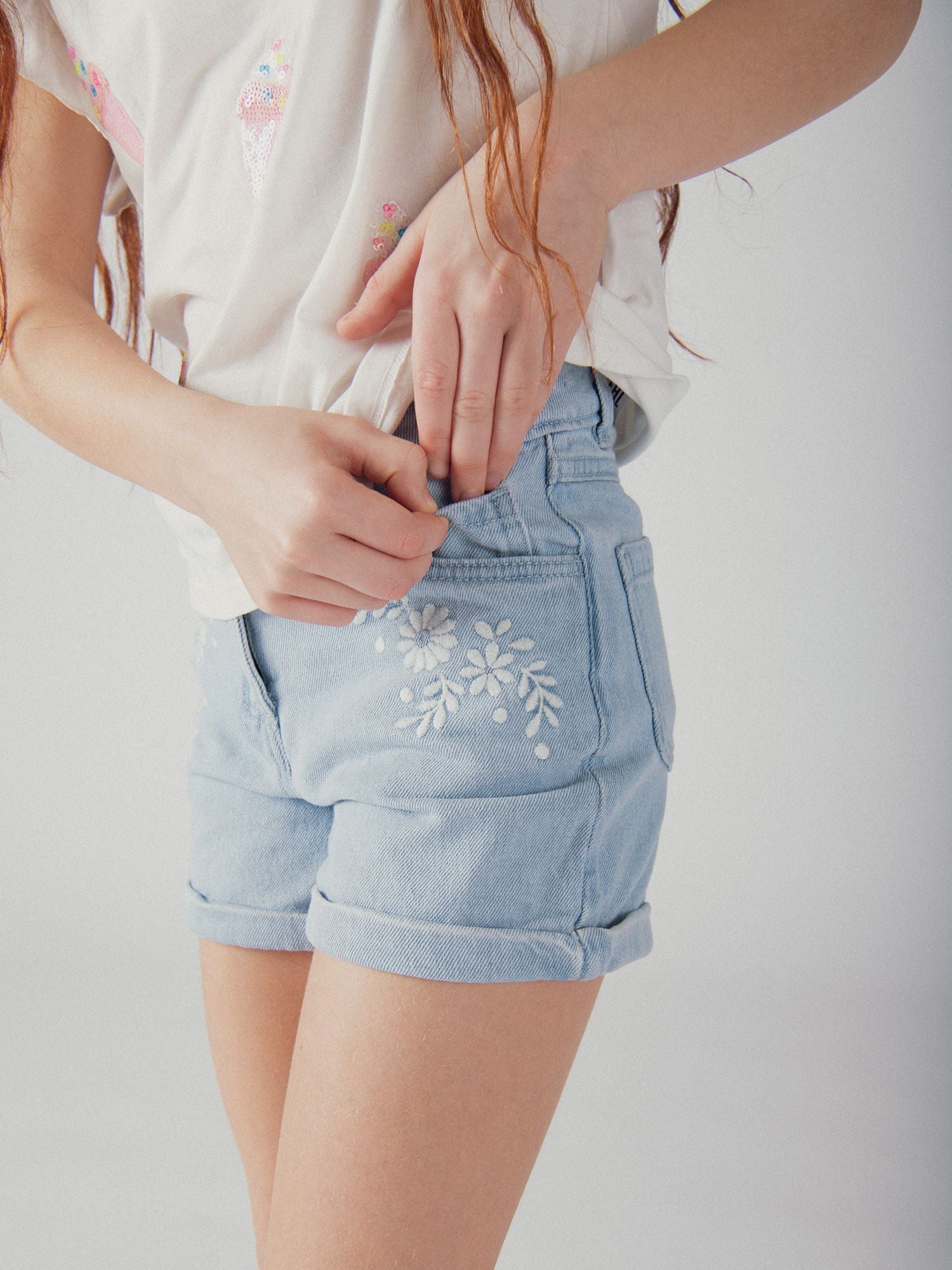 Short en denim bleu et broderie florales pour fille