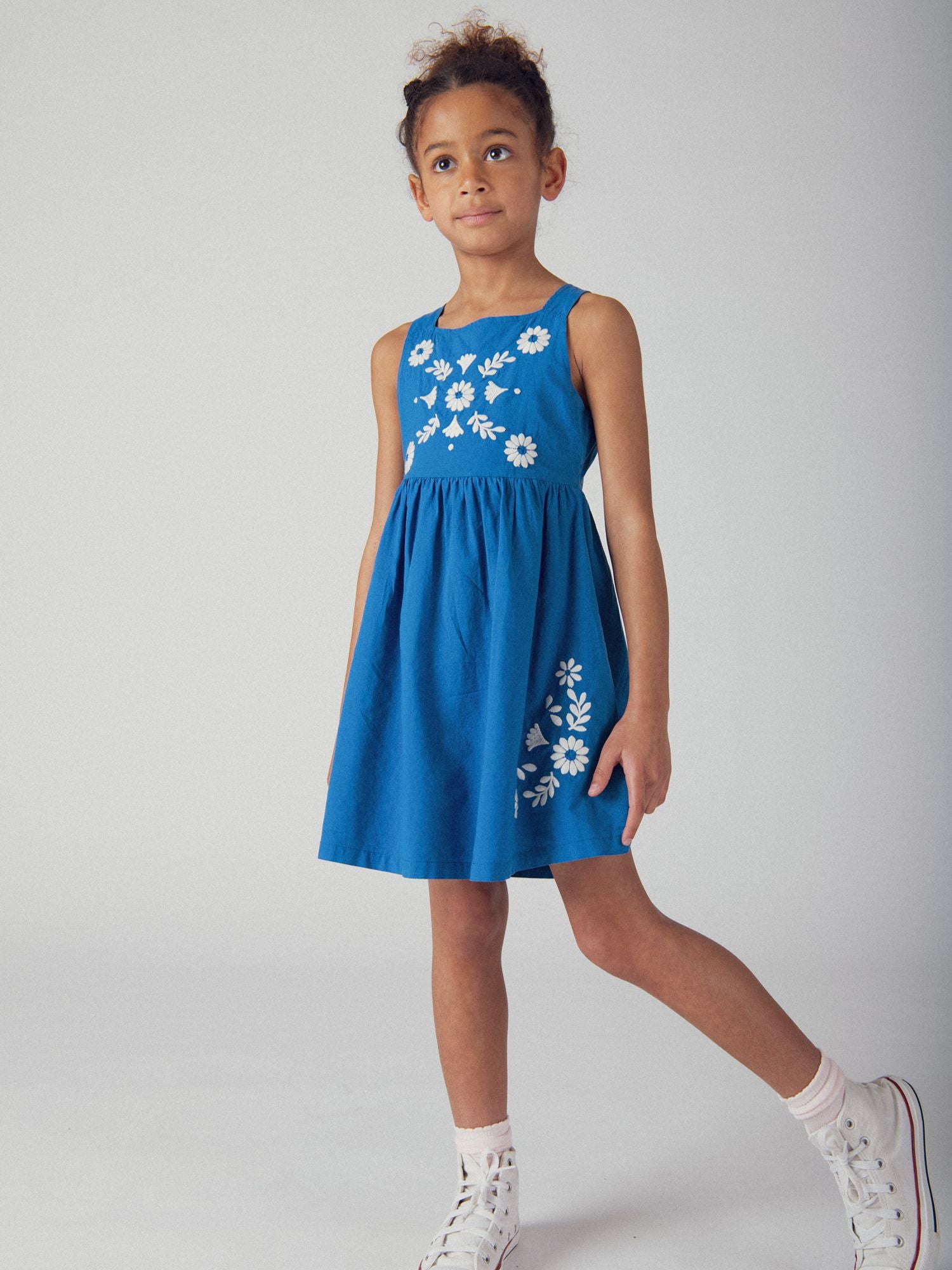 Robe bleue à broderies forales pour fille