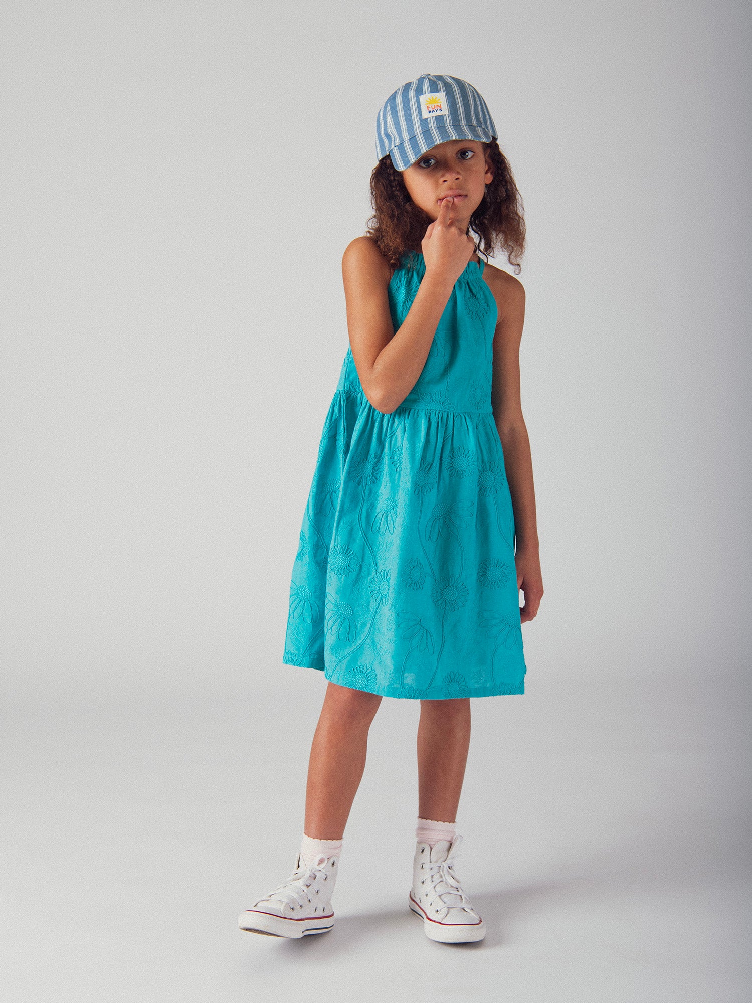 Robe bleue entièrement brodée pour fille