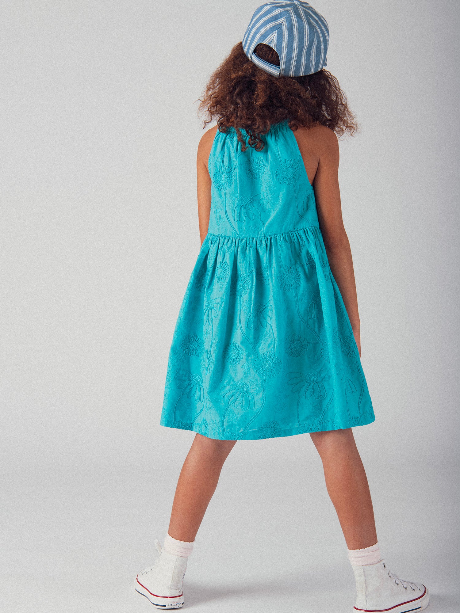 Robe bleue entièrement brodée pour fille