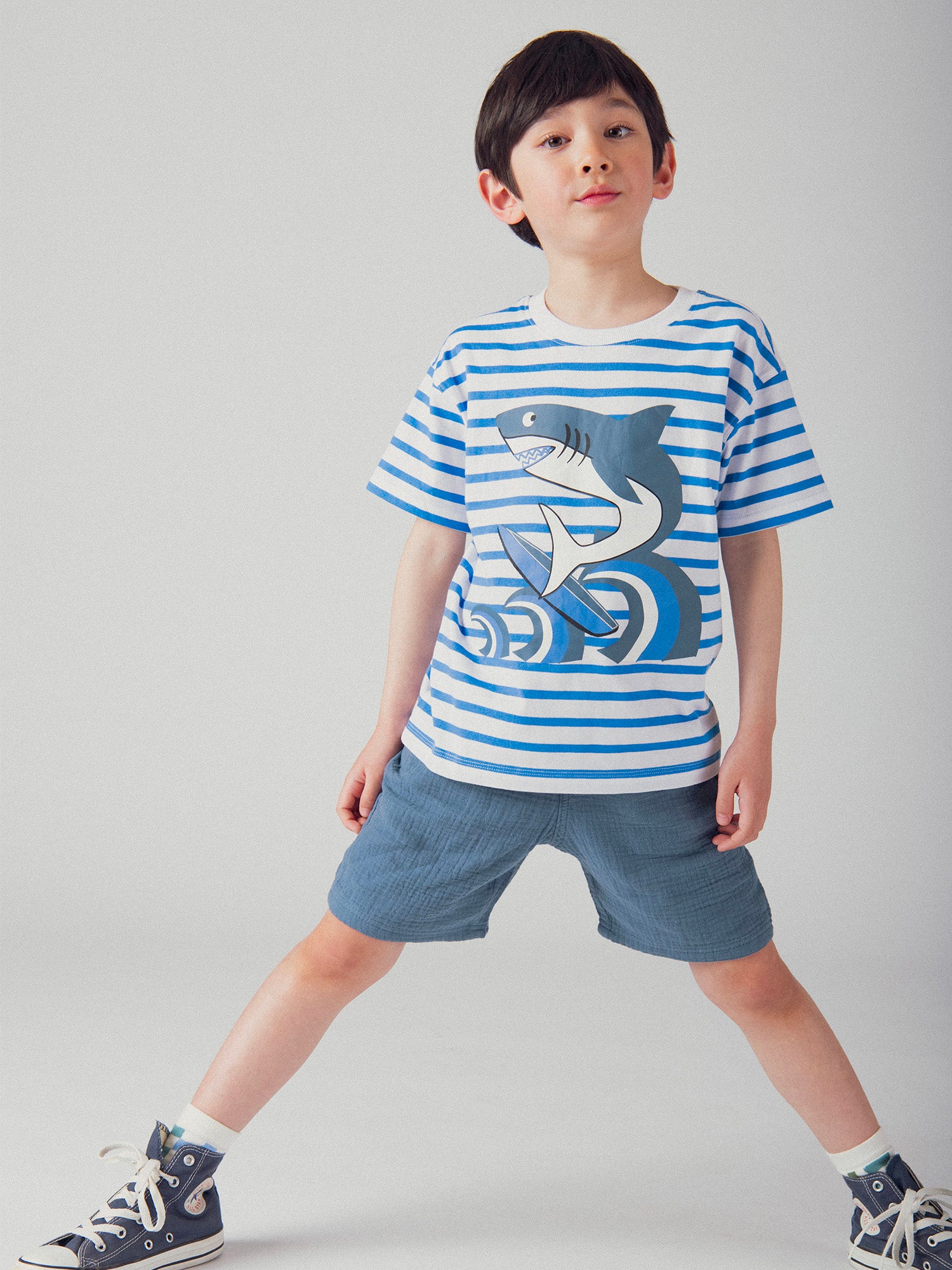 T-shirt blanc rayé bleu et animation requin pour garçon