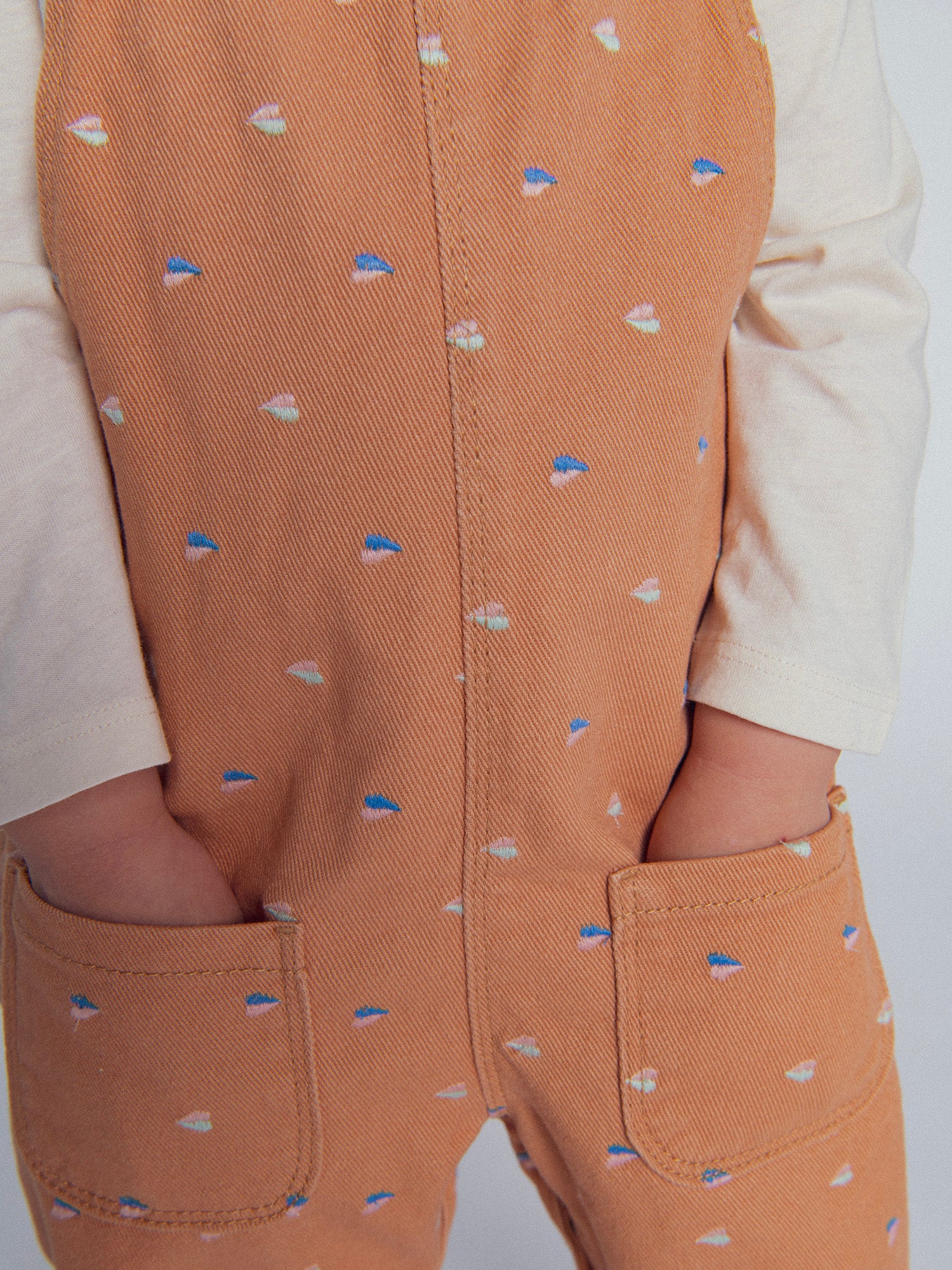 Salopette en twill "caramel" à broderies cœurs pour bébé fille