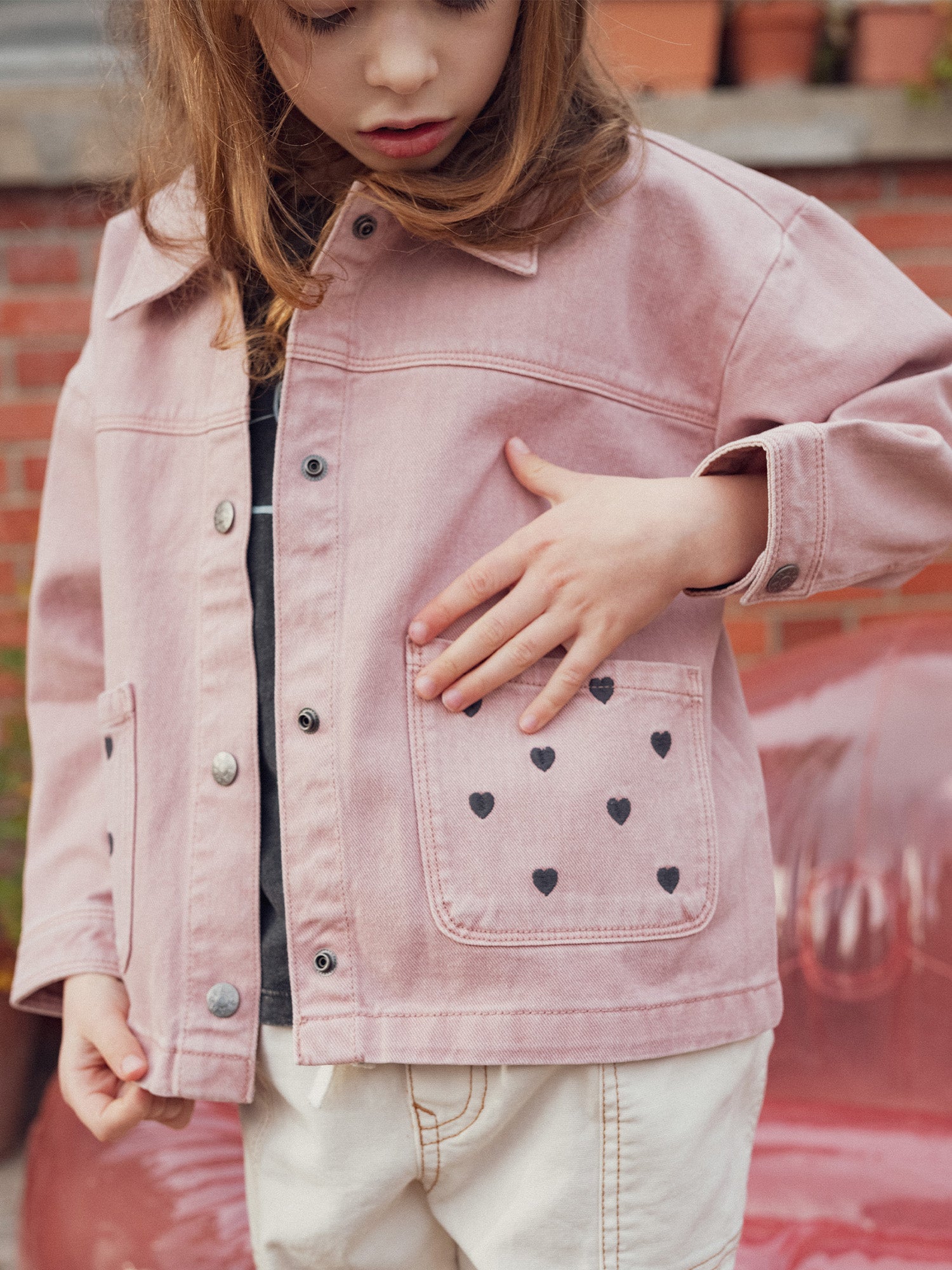 Veste rose à broderies cœur pour fille