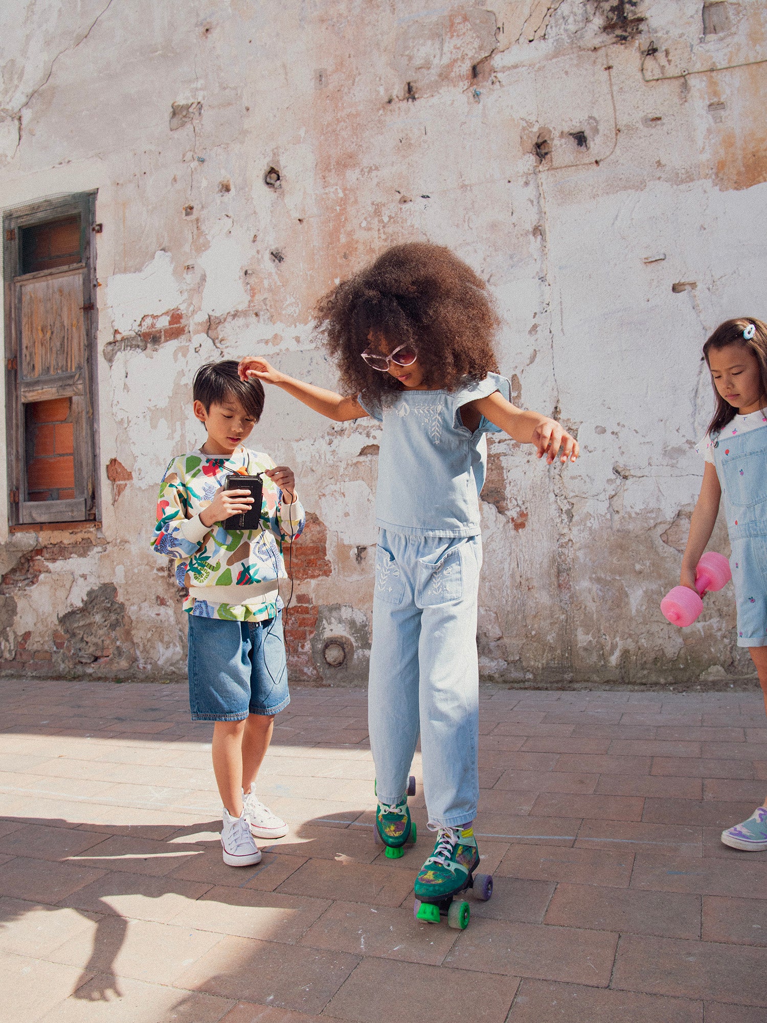 Pantalon bleu à broderies florales pour fille