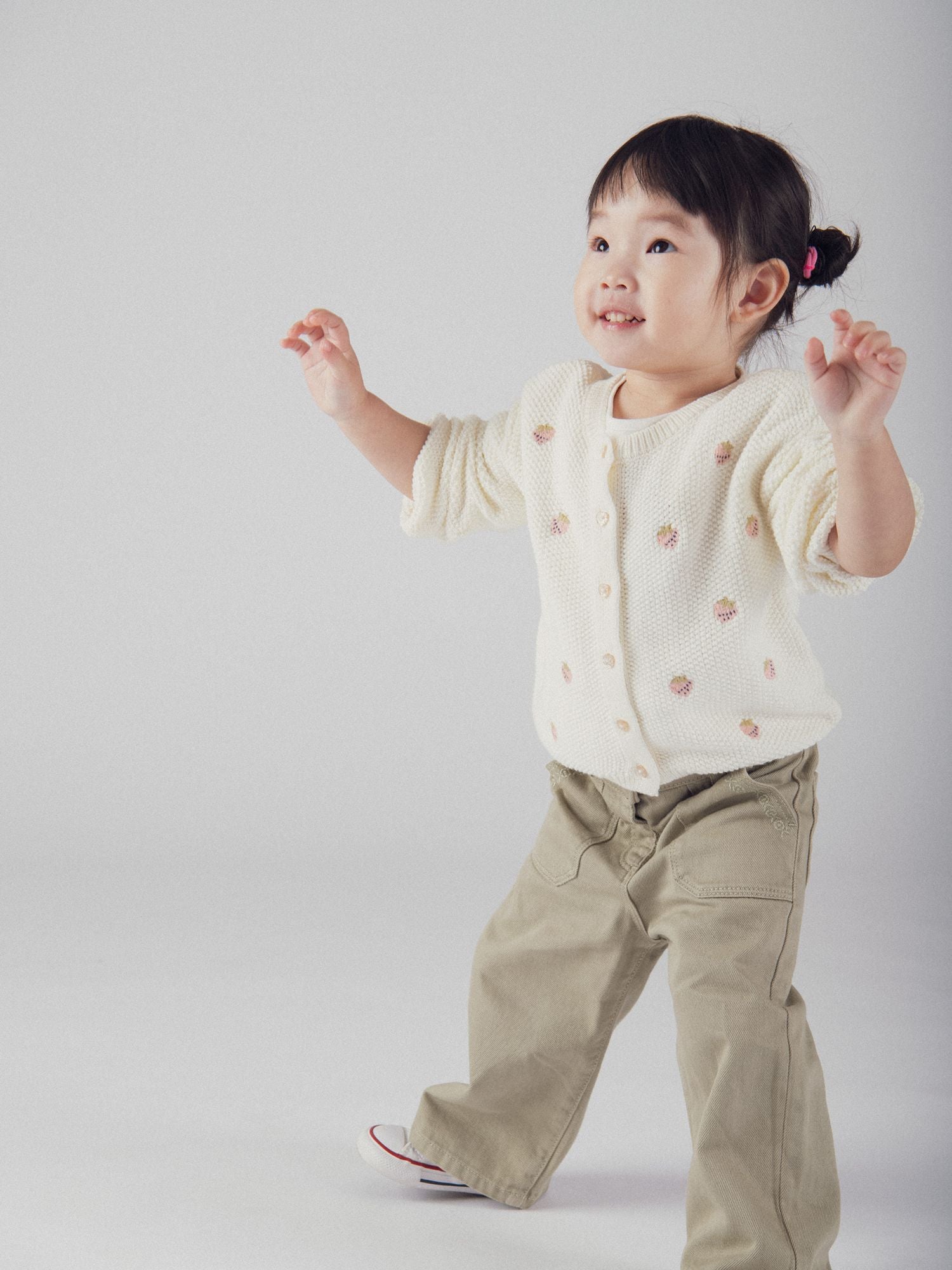 Cardigan en tricot écru avec broderie fraise pour bébé fille