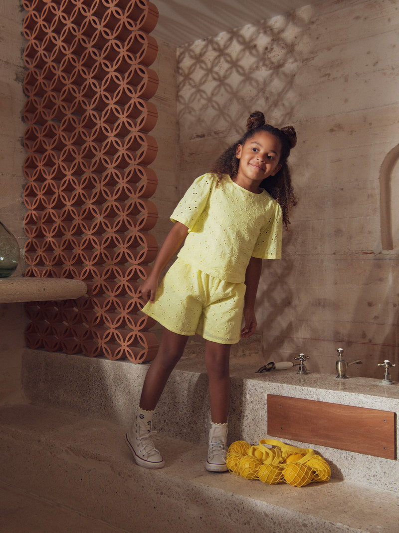 Blouse  jaune pâle en broderie anglaise pour fille