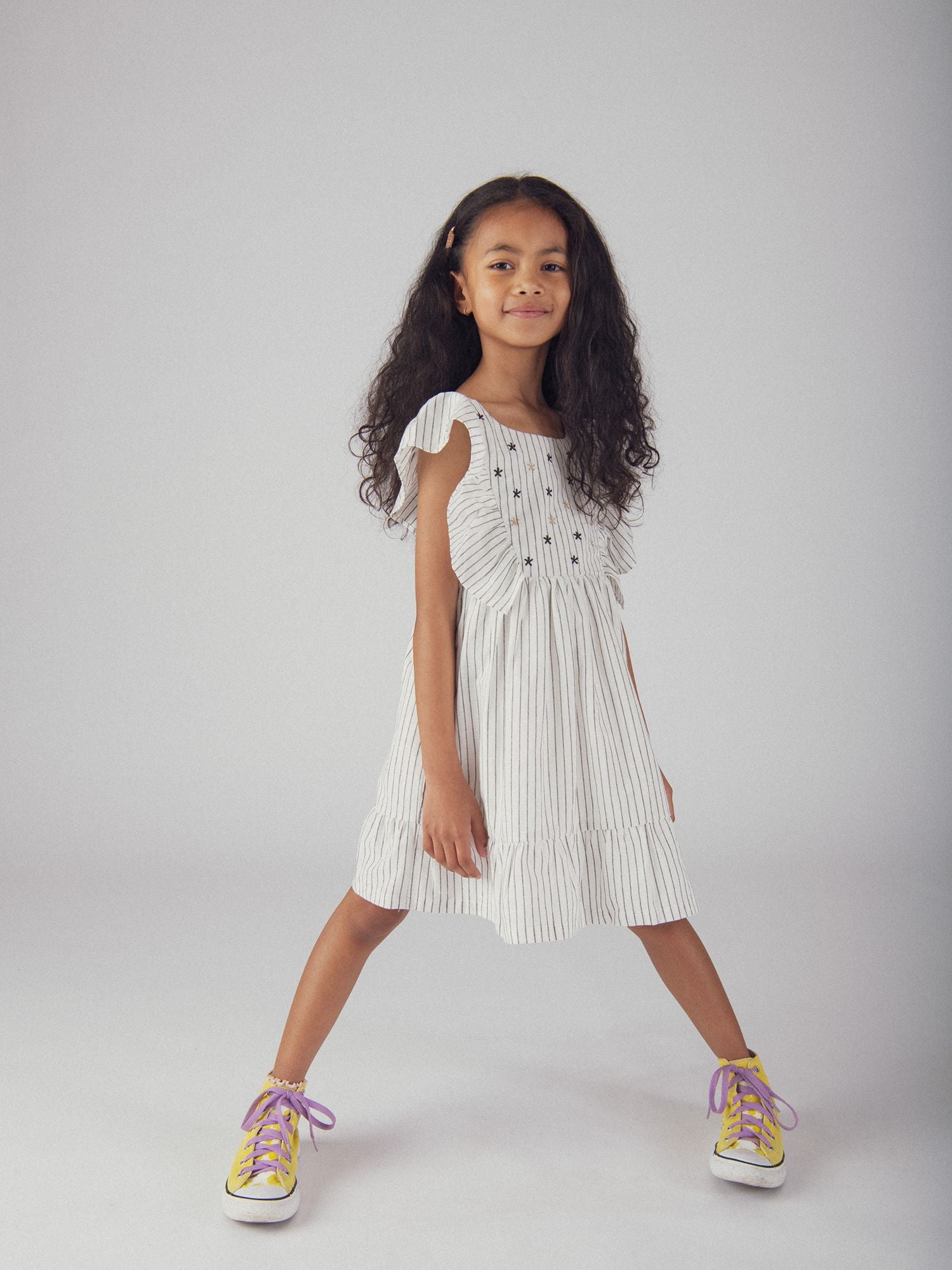 Robe écrue à broderies fleurs pour fille