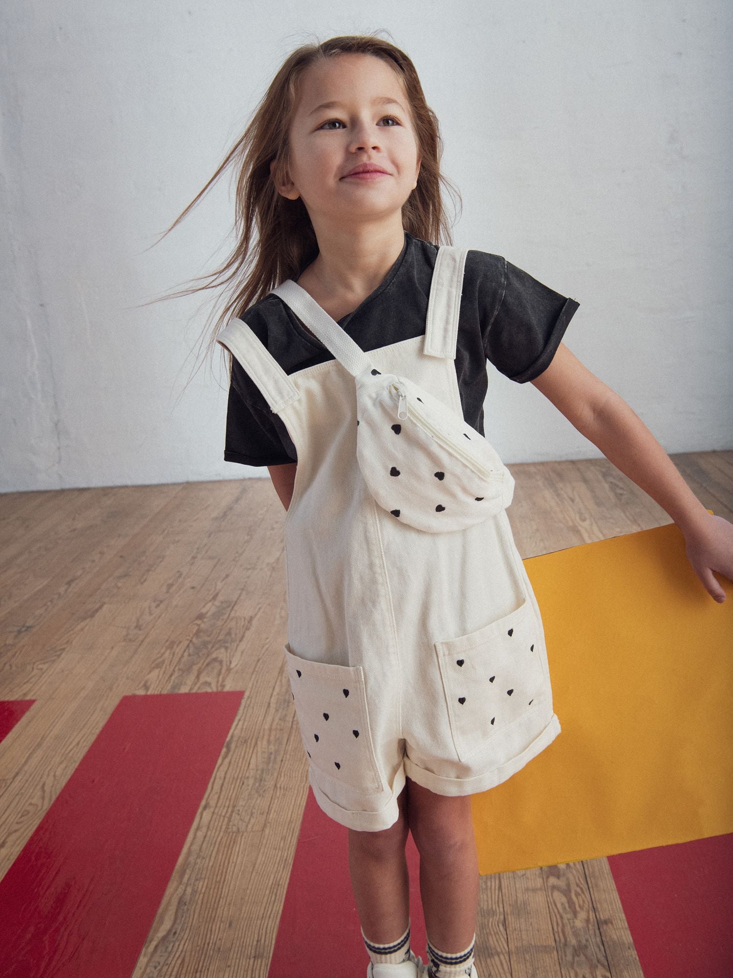 Salopette courte broderies coeur pour fille