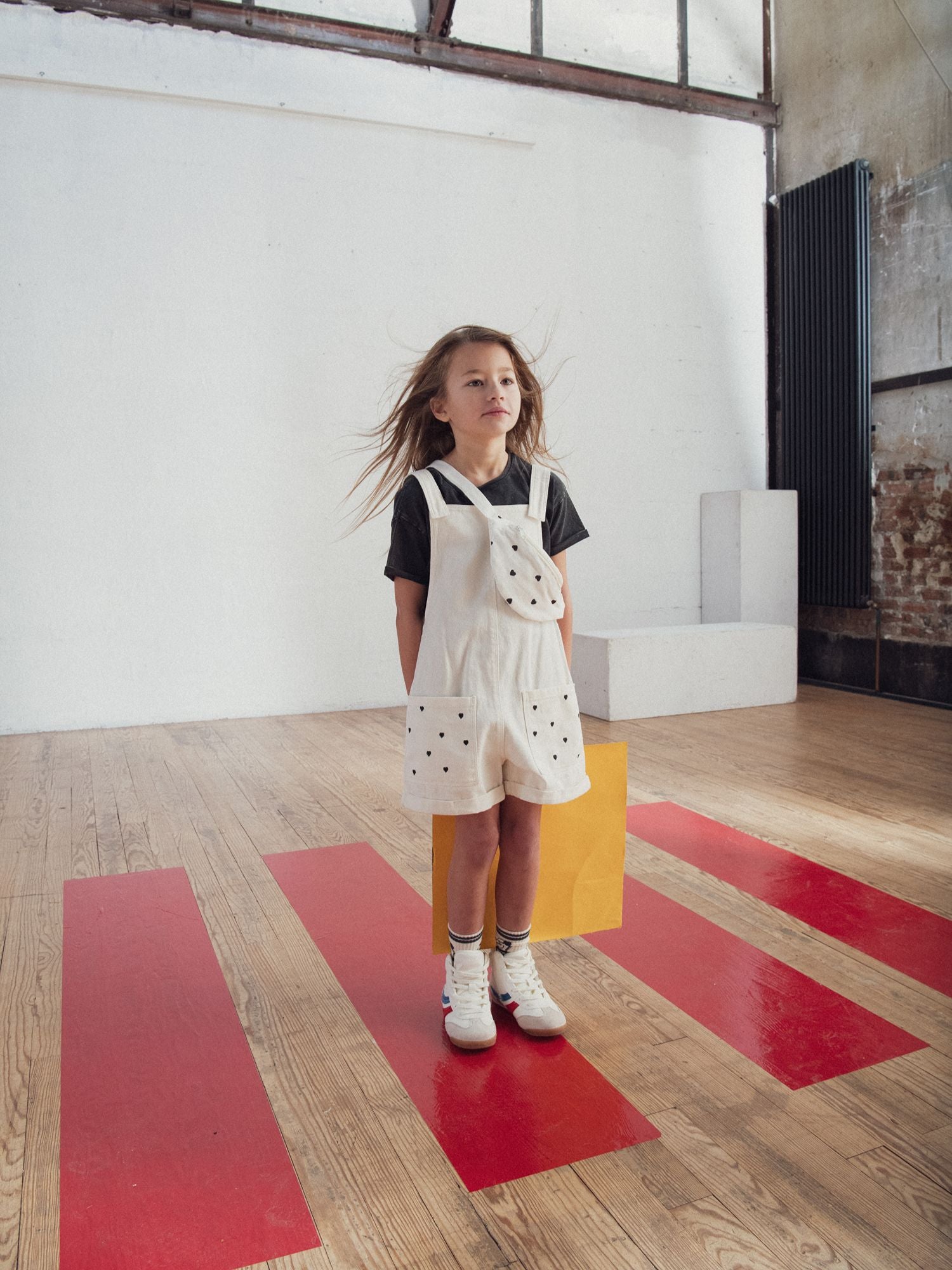 Salopette courte broderies coeur pour fille