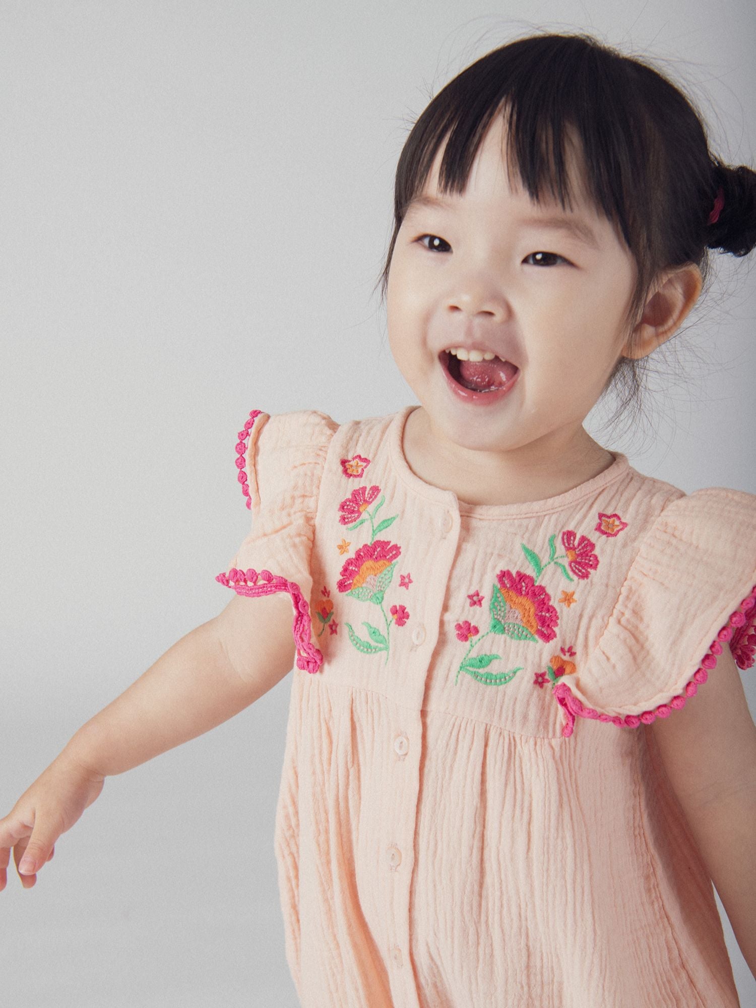 Combinaison à volants et broderie "FLEURS" rose poudré pour bébé fille