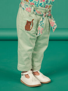 Pantalon vert amande et ceinture imprimée bébé fille NIGAPAN / 22SG09O1PAN611